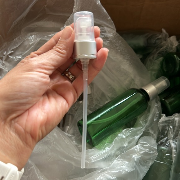 43 plastic amber cosmetic use bottles with spay 100 ml New - Picture 3 of 3